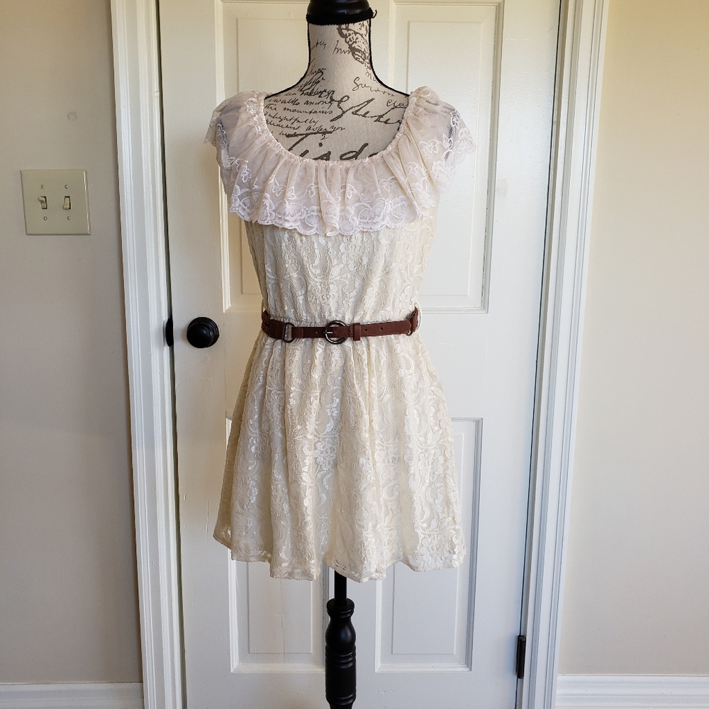 Lace sleeveless dress